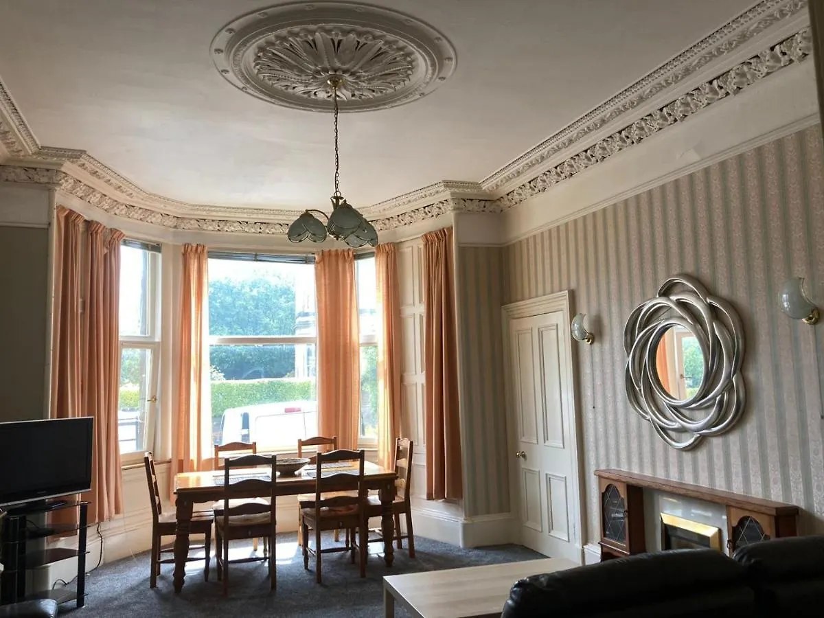 Central Victorian 3 Bedroom Apartment With Free Parking And Private Garden Edimburgo