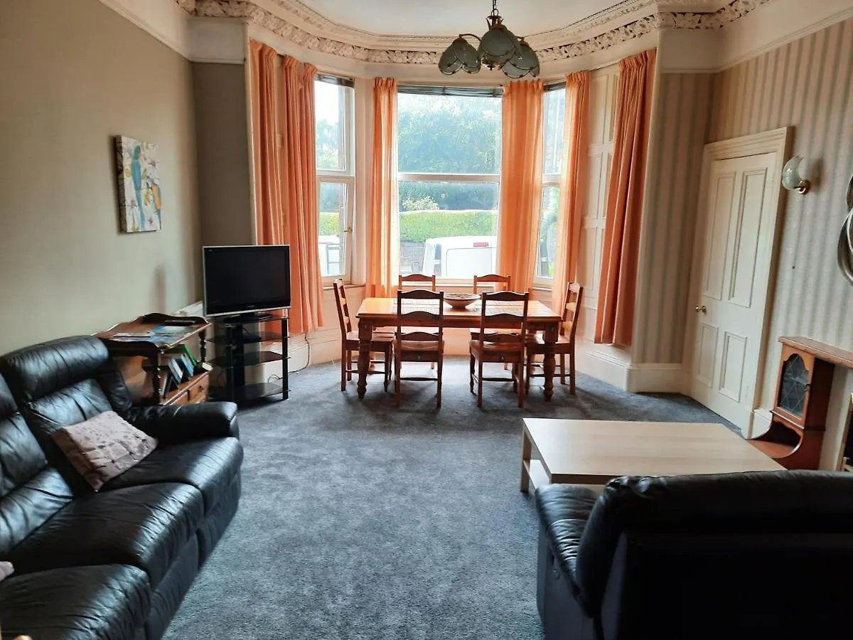 Central Victorian 3 Bedroom Apartment With Free Parking And Private Garden Edinburgh